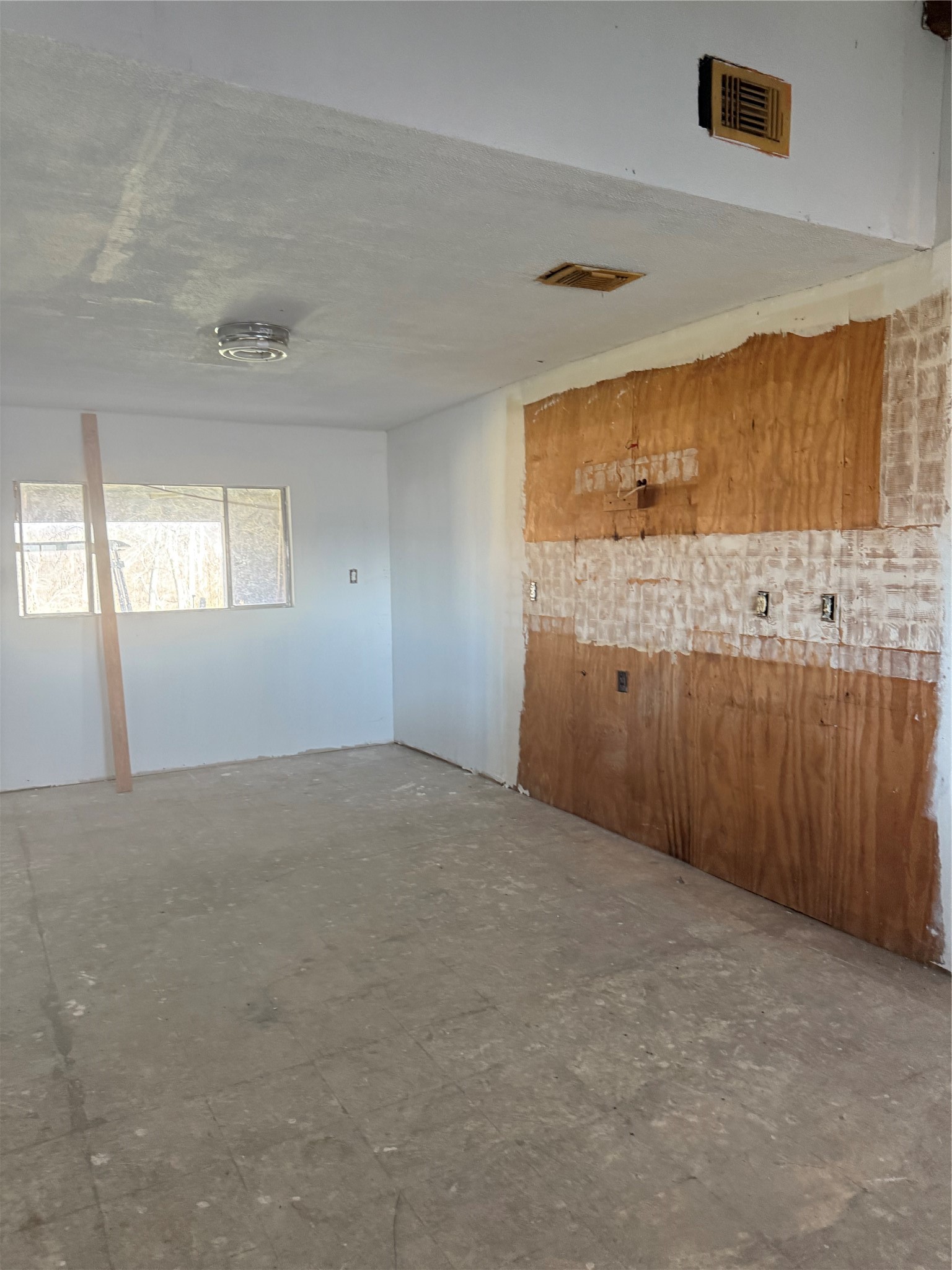 7738 North Farm To Market 331 Road Bellville, TX 77418 - Photo 19 of 41 an empty room with windows