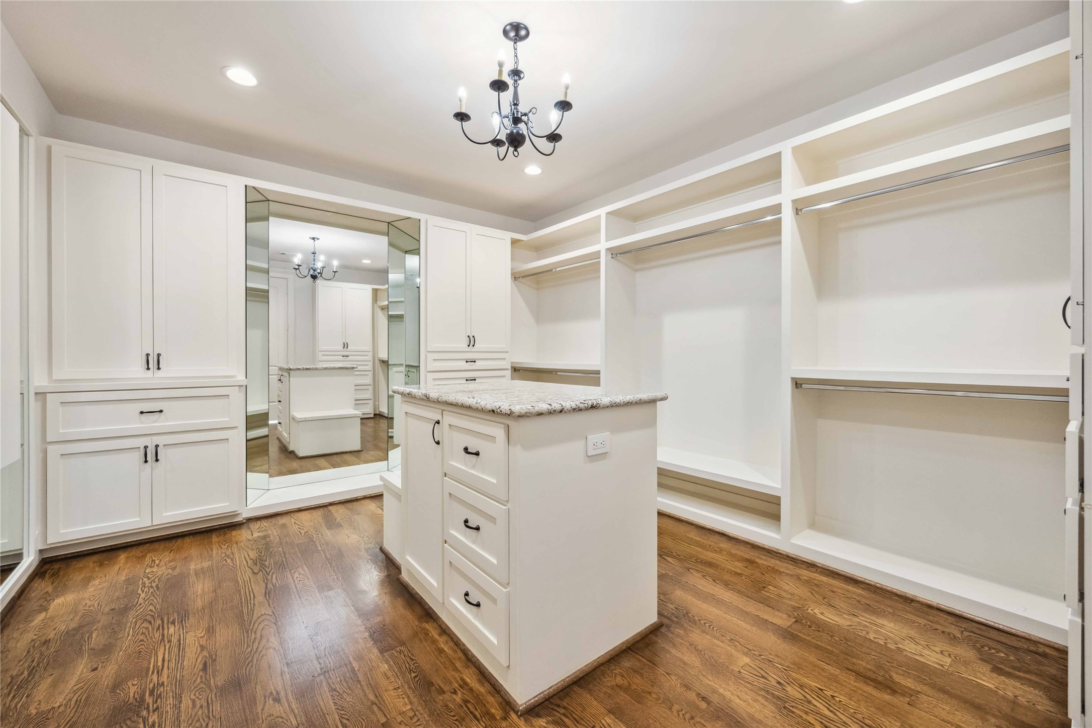 215 Malone Street Houston, TX 77007 - Photo 27 of 48 Primary Custom Closet