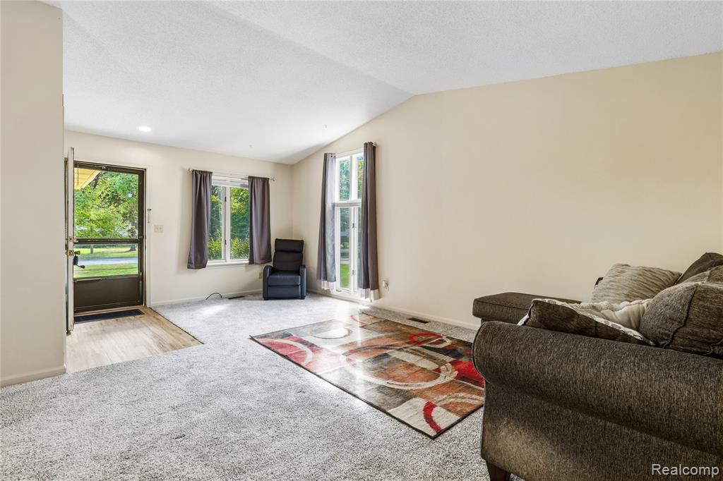 914 North Road Fenton, MI 48430 - Photo 7 of 57