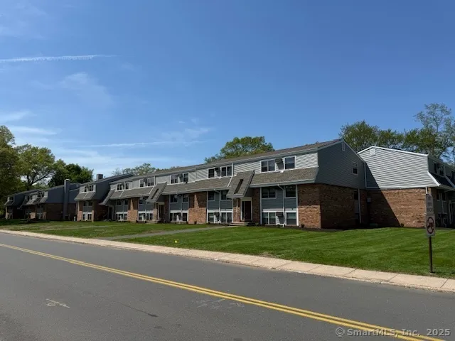 $1,950 | 100 Norton Park Road, Unit 2B2, Plainville, CT 06062
