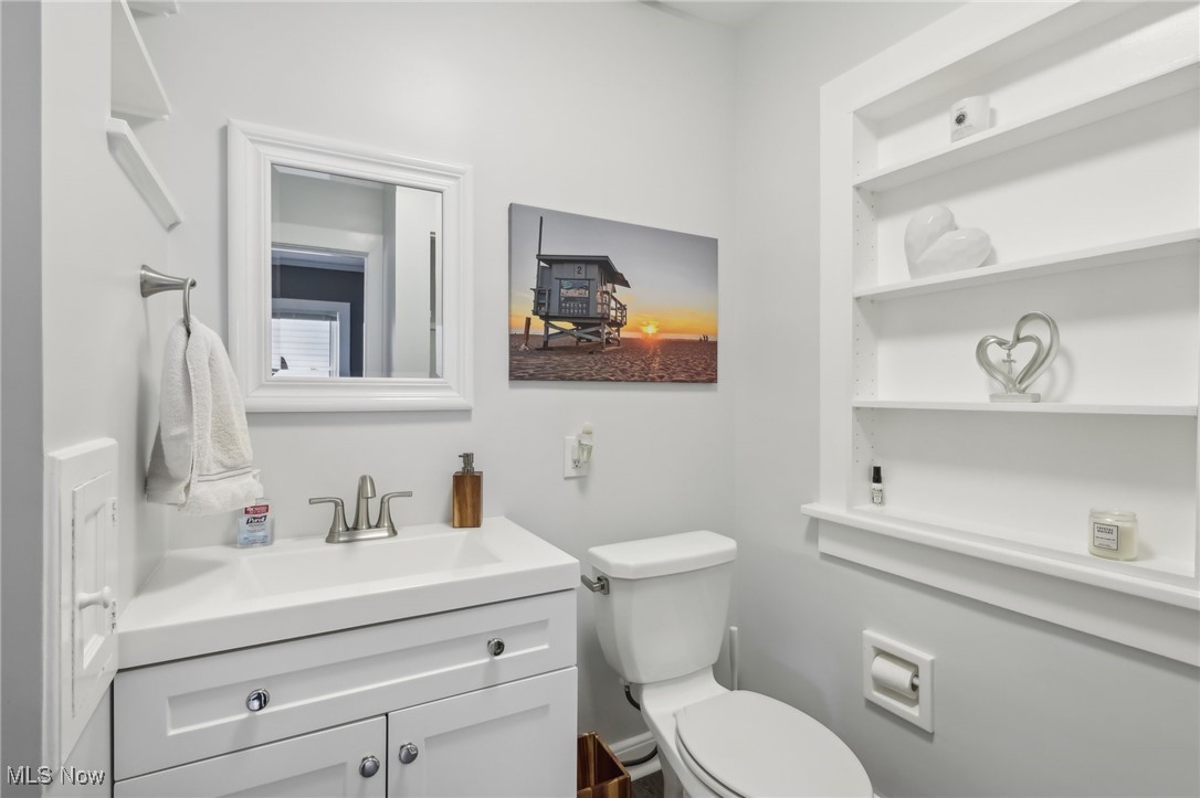 1567 Roselawn Road Cleveland, OH 44124 - Photo 10 of 29 Bathroom with built in features, toilet, and vanity