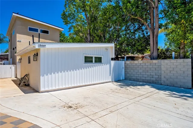 a view of a backyard