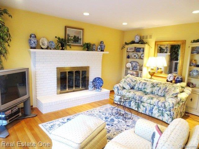 5070 Patrick Road West Bloomfield, MI 48322 - Photo 15 of 33 FAMILY RM FIREPLACE