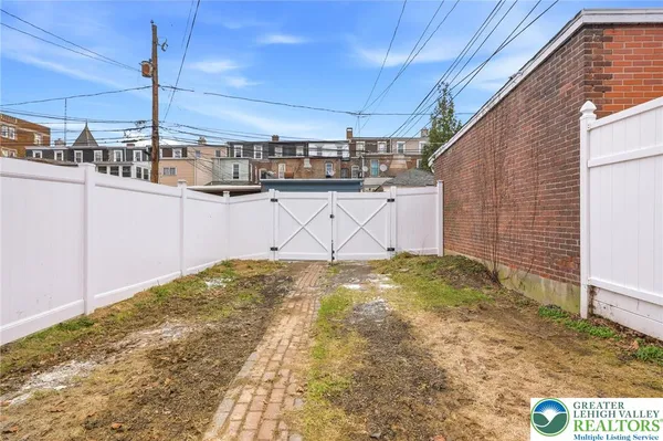 $2,600 | 219 North 17th Street, Allentown, PA 18104