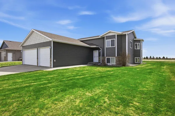 $450,000 | 1209 Morningside Drive, Casselton, ND 58012