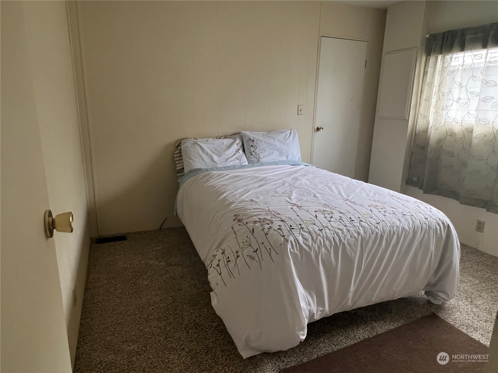 11622 Silver Lake Road, Unit 55 Everett, WA 98208 - Photo 11 of 17 a bed sitting in a bedroom next to a window