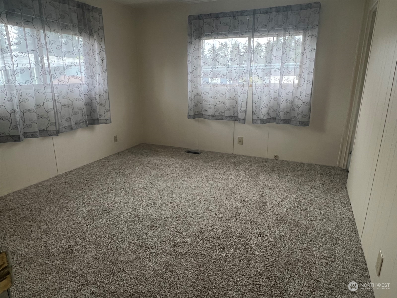 11622 Silver Lake Road, Unit 55 Everett, WA 98208 - Photo 10 of 17 a view of an empty room with a window