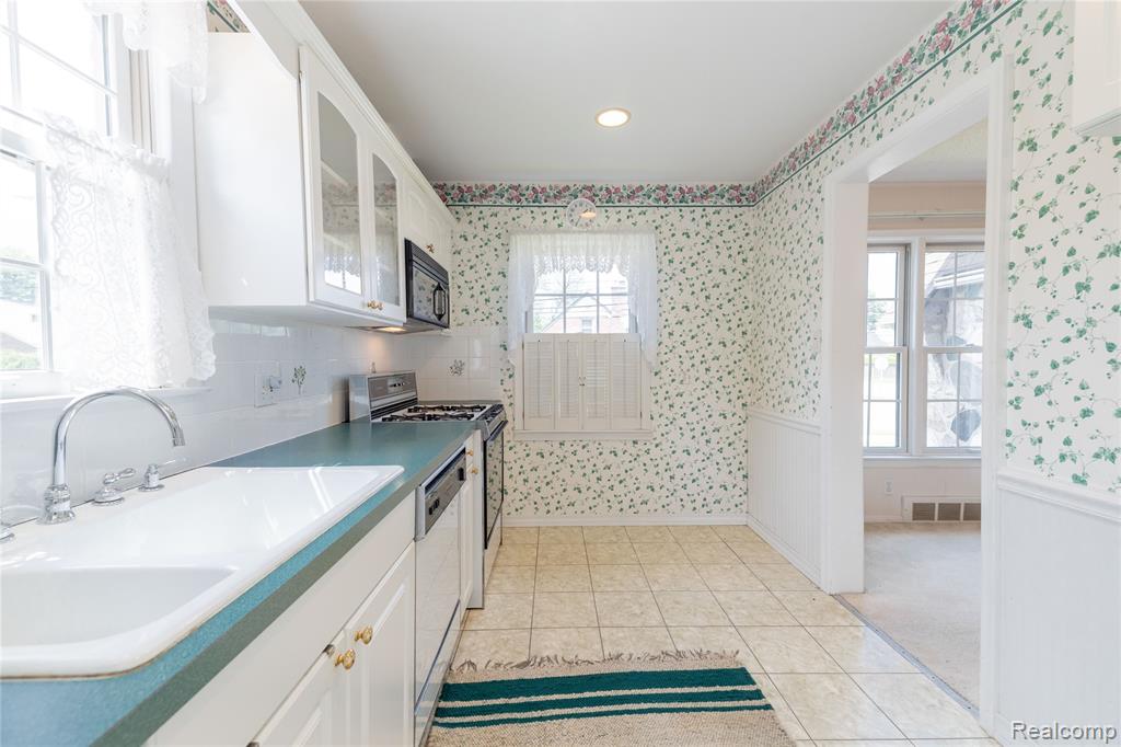 23211 Myrtle Street Dearborn, MI 48128 - Photo 12 of 36