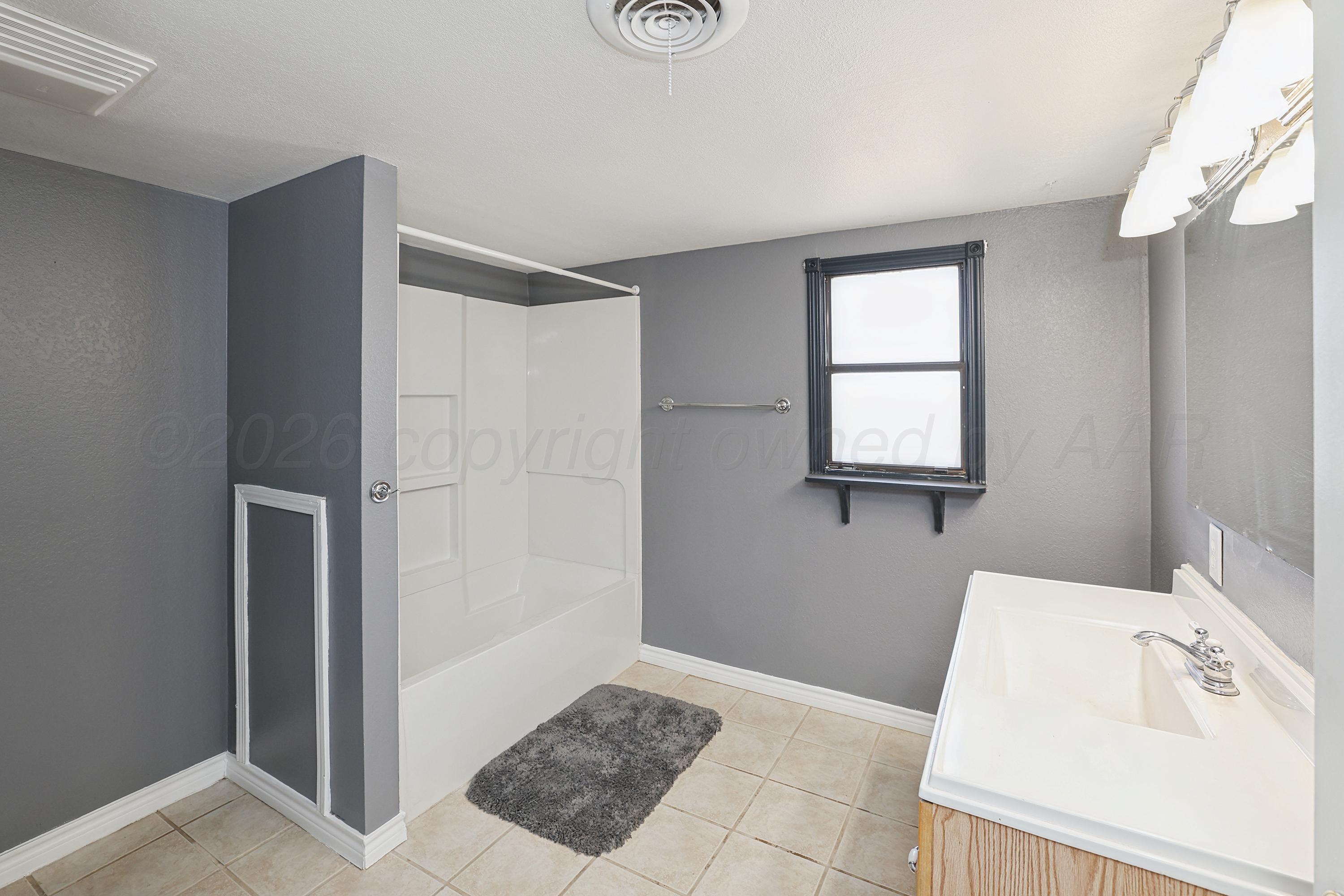 14200 Savannah Road Amarillo, TX 79118 - Photo 21 of 34 a bathroom with a bathtub and shower