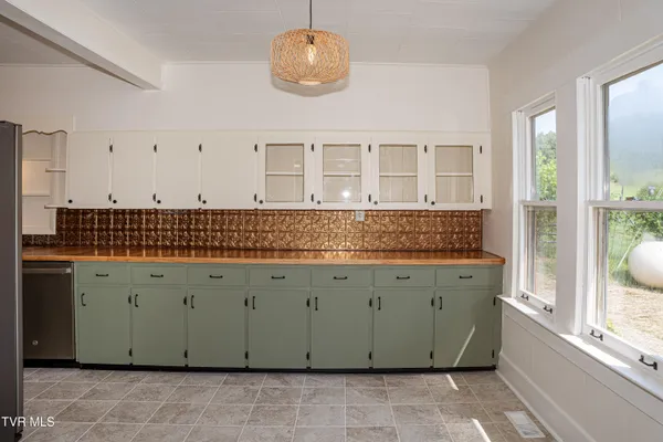 $383,000 | 475 Doc Hawkins Road, Greeneville, TN 37745