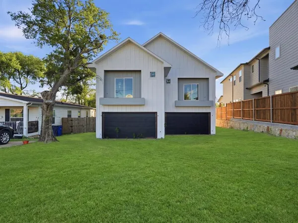 a view of a yard in front of house