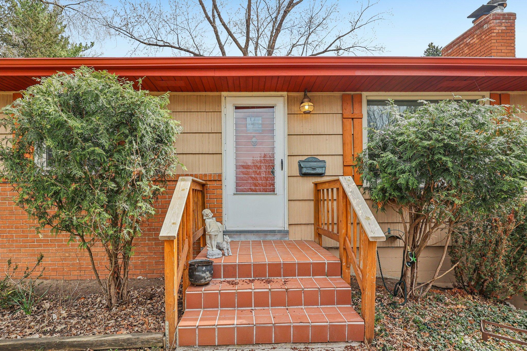 2639 Cedar Crest Road East Minnetonka, MN 55305 - Photo 4 of 48