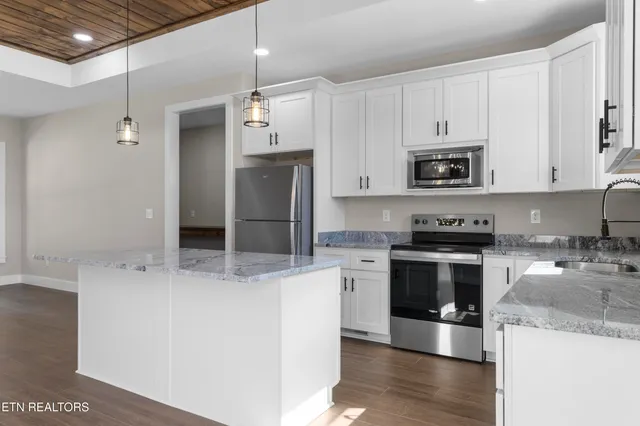 $348,500 | 118 West Drive, La Follette, TN 37766