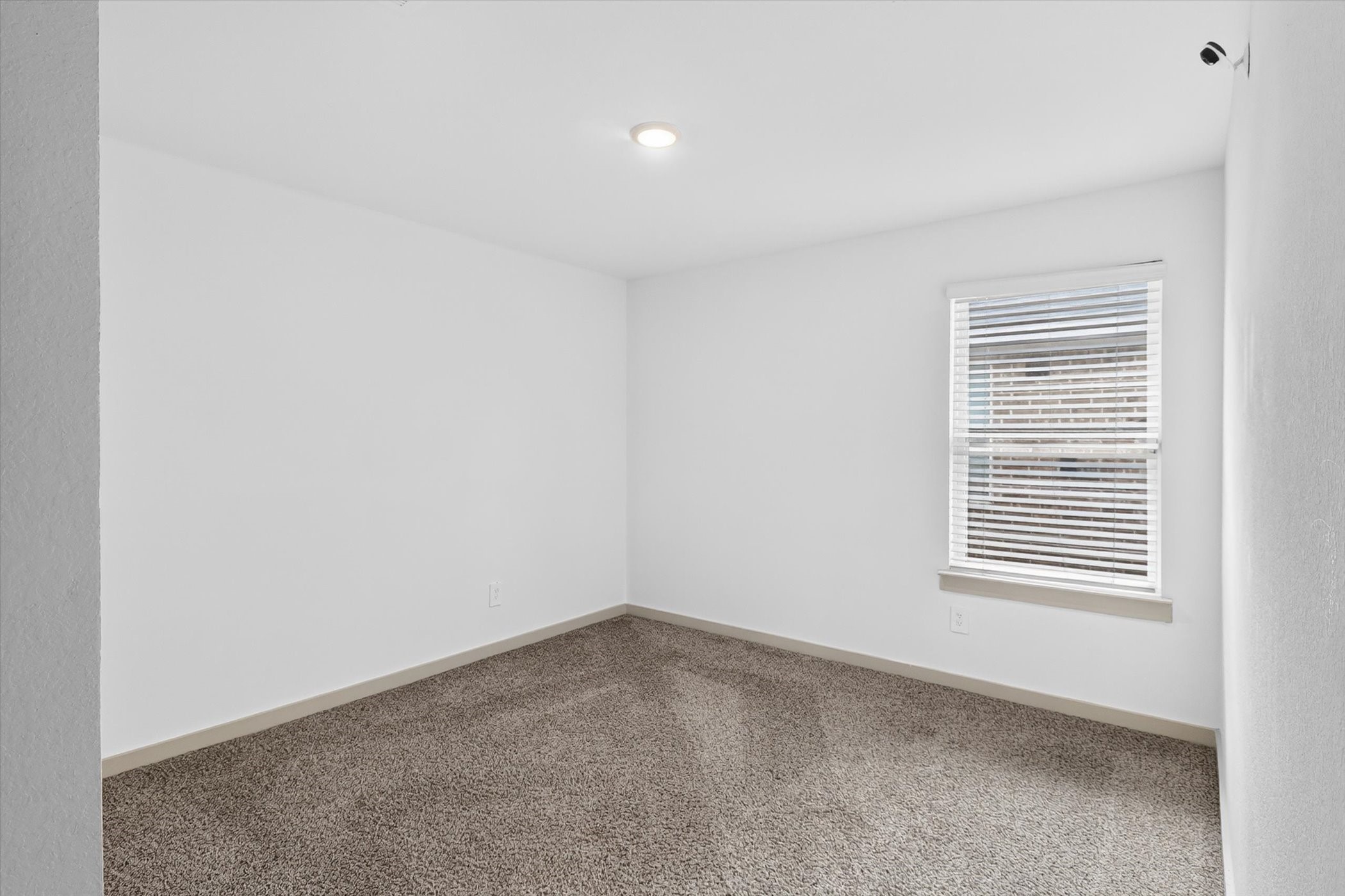 7907 Sleek Flock Lane Rosharon, TX 77583 - Photo 19 of 28 Crisp, clean and turnkey ready, the secondary bedrooms offer plenty of space, natural light and a fresh, welcoming feel.