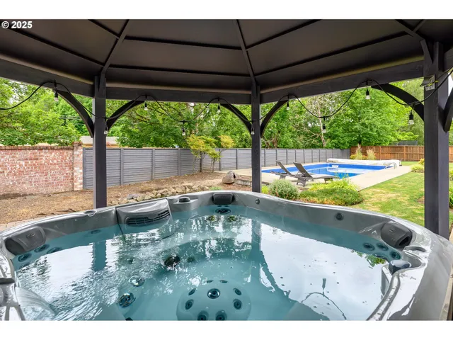 $899,000 | 2351 Northwest Pinehurst Drive, McMinnville, OR 97128