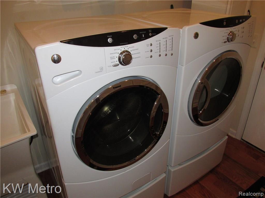 1104 Loncar Drive Rochester, MI 48307 - Photo 29 of 46 WasherDryer.JPG