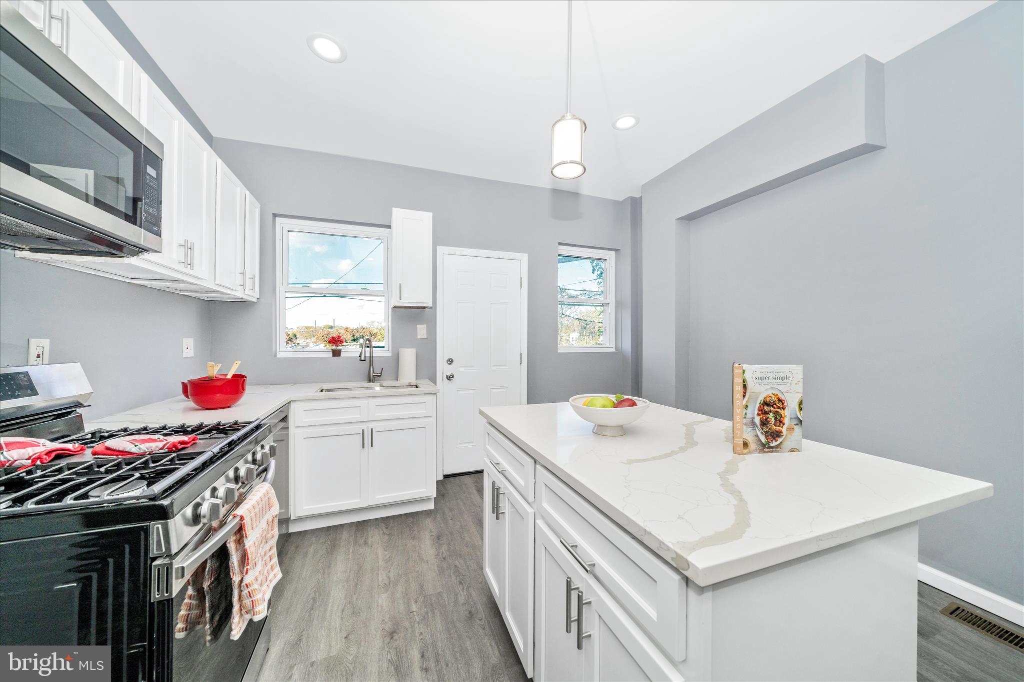 a kitchen that has a lot of cabinets in it