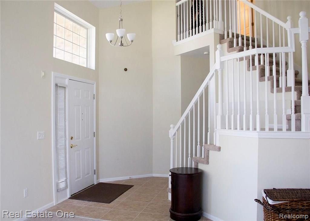 143 Eagle Ridge Road Lake Orion, MI 48360 - Photo 4 of 17
