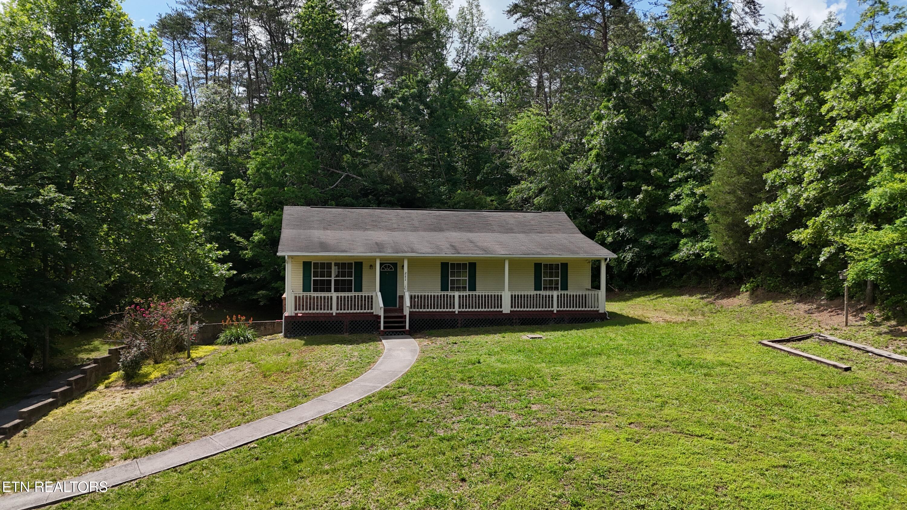 211 Jamie Street Maynardville, TN 37807 - Photo 3 of 27 2025-05-19 15.49.08