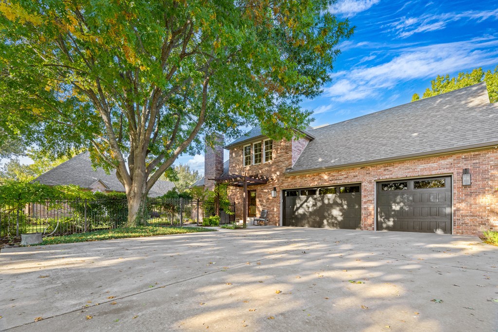 2409 West Commerce Street San Saba, TX 76877 - Photo 45 of 96 a front view of a building with street view