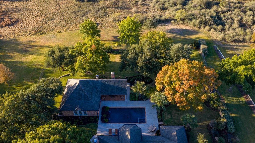2409 West Commerce Street San Saba, TX 76877 - Photo 82 of 96 a view of balcony with table and chairs and potted plants