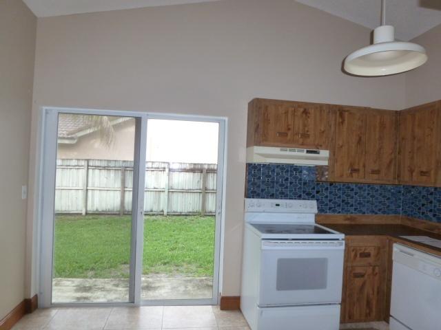 9212 Edgemont Lane Boca Raton, FL 33434 - Photo 7 of 15 (48)