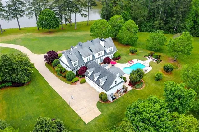 a view of a house with a yard