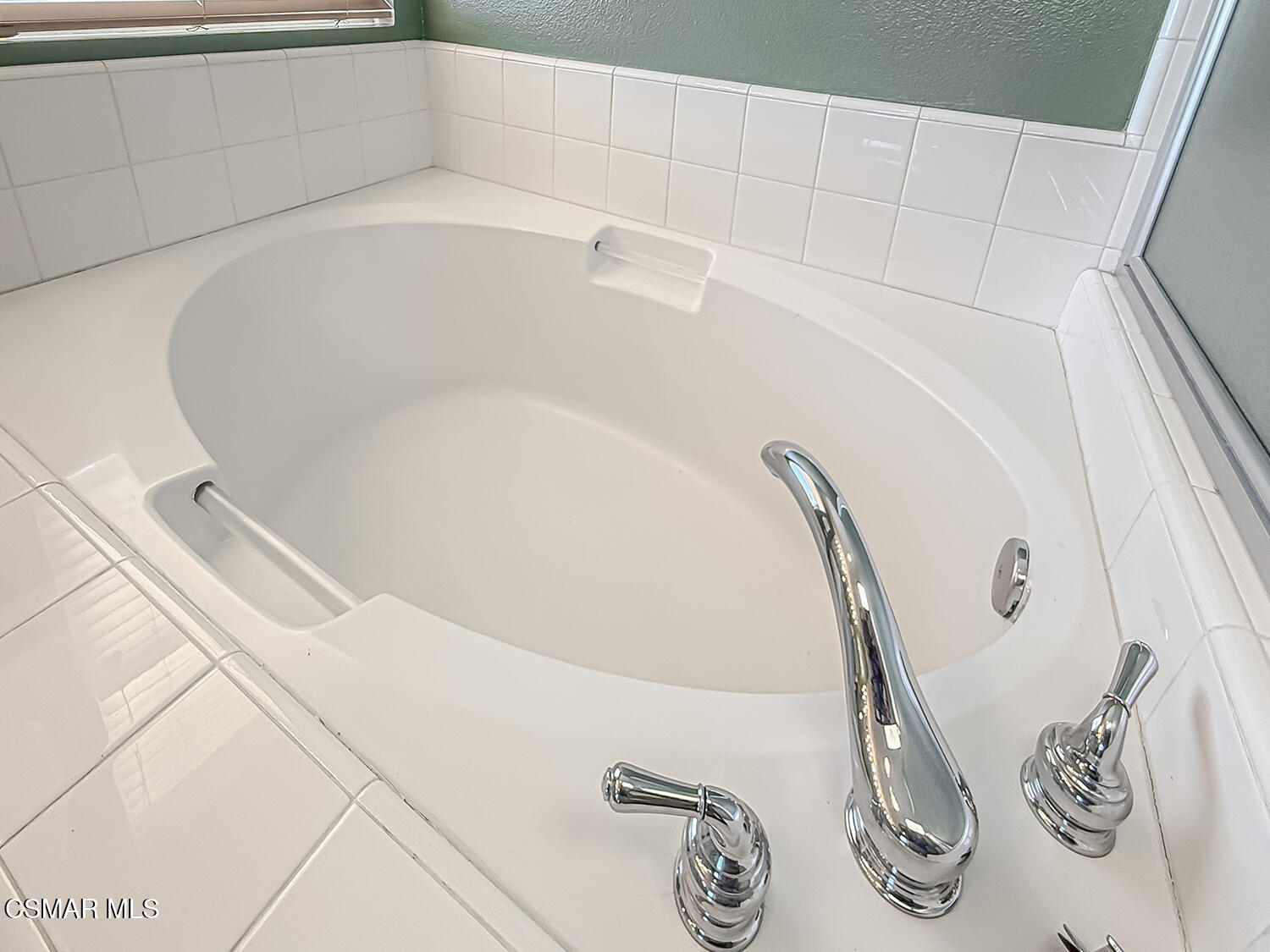 2511 Aurora Lane Simi Valley, CA 93063 - Photo 36 of 48 a bathroom with a bathtub