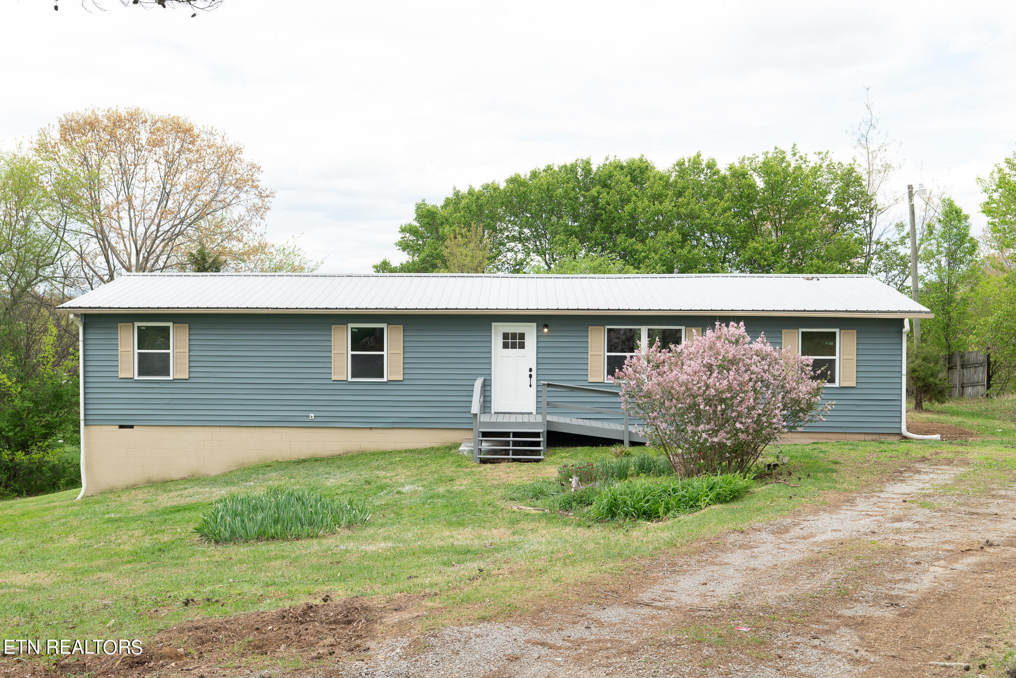461 Cemetery Road Loudon, TN 37774 - Photo 1 of 26 Front of house straight
