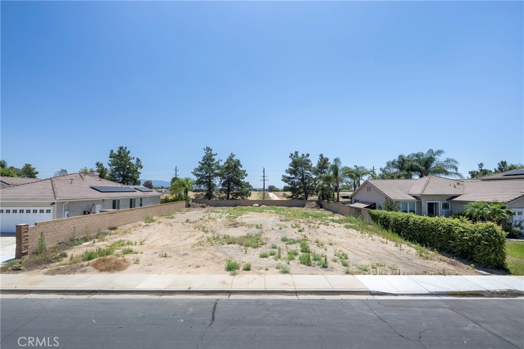32257 Perigord Road Winchester, CA 92596 - Photo 15 of 19 a view of a dry yard with an outdoor space