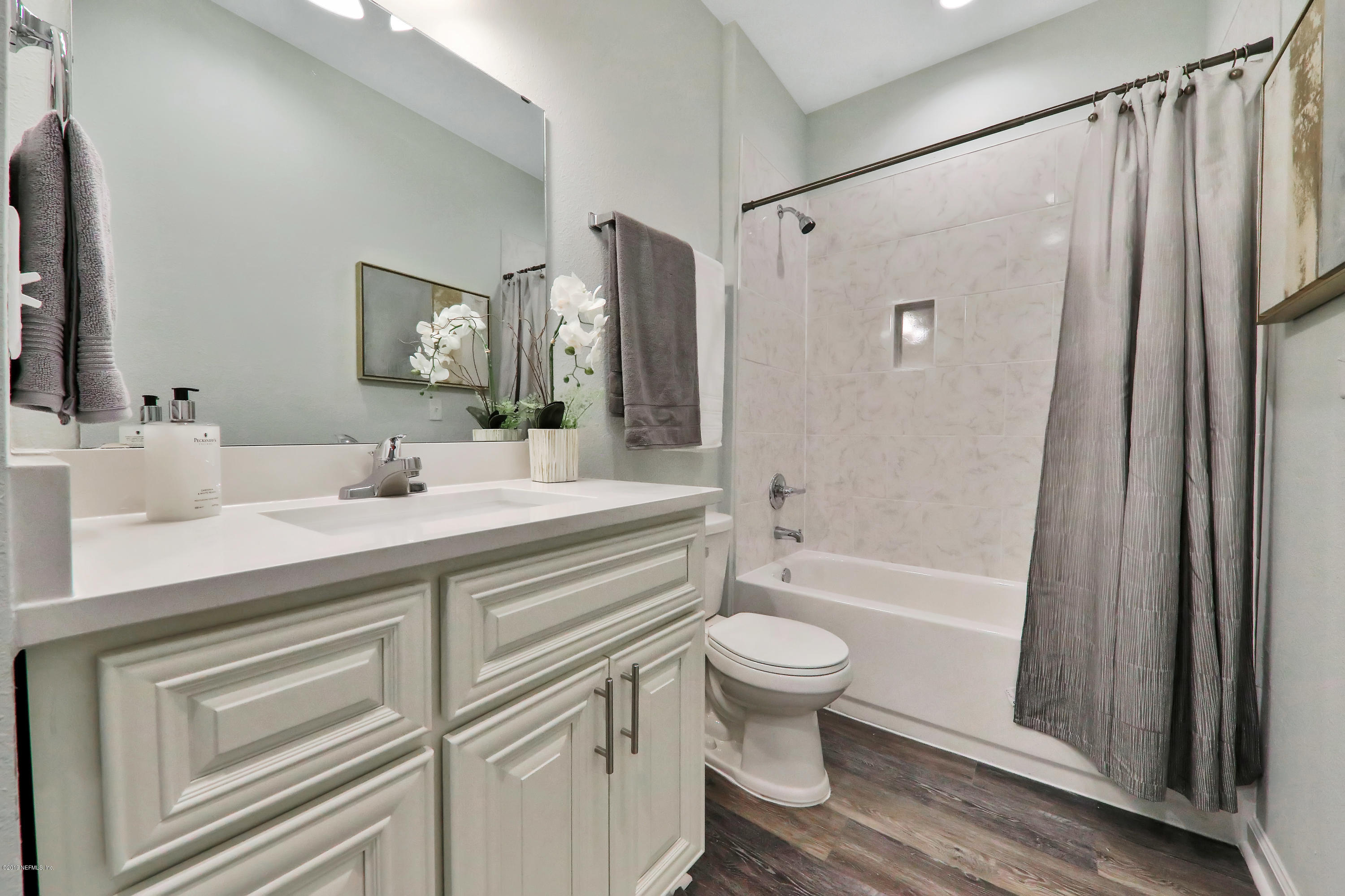 9633 Kevin Road Jacksonville, FL 32257 - Photo 18 of 25 Guest Bathroom