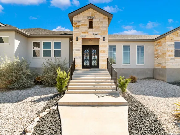 a view of entryway with livingroom