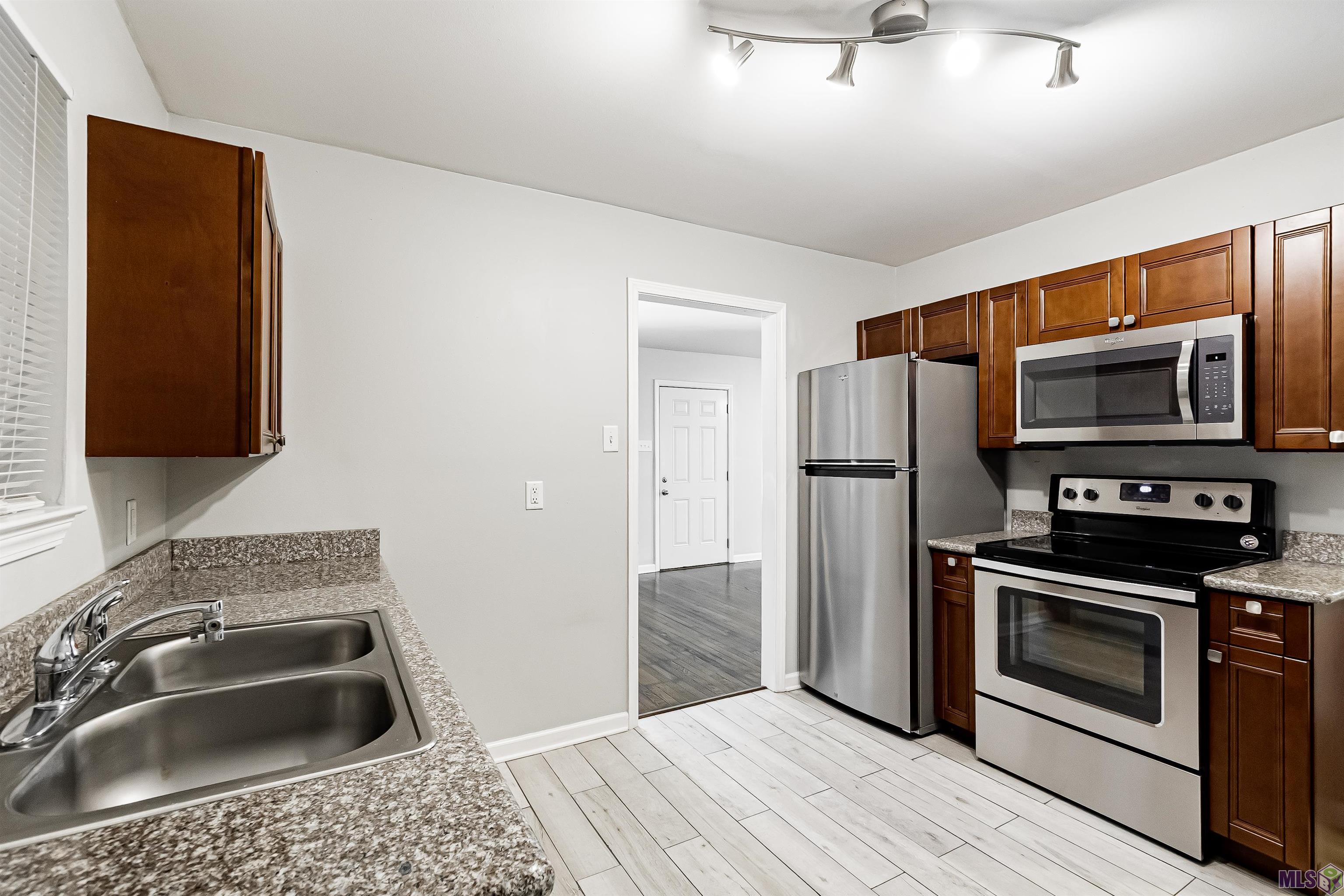 6872 Clinton Avenue Baton Rouge, LA 70805 - Photo 7 of 19 New Stainless Steel Appliances