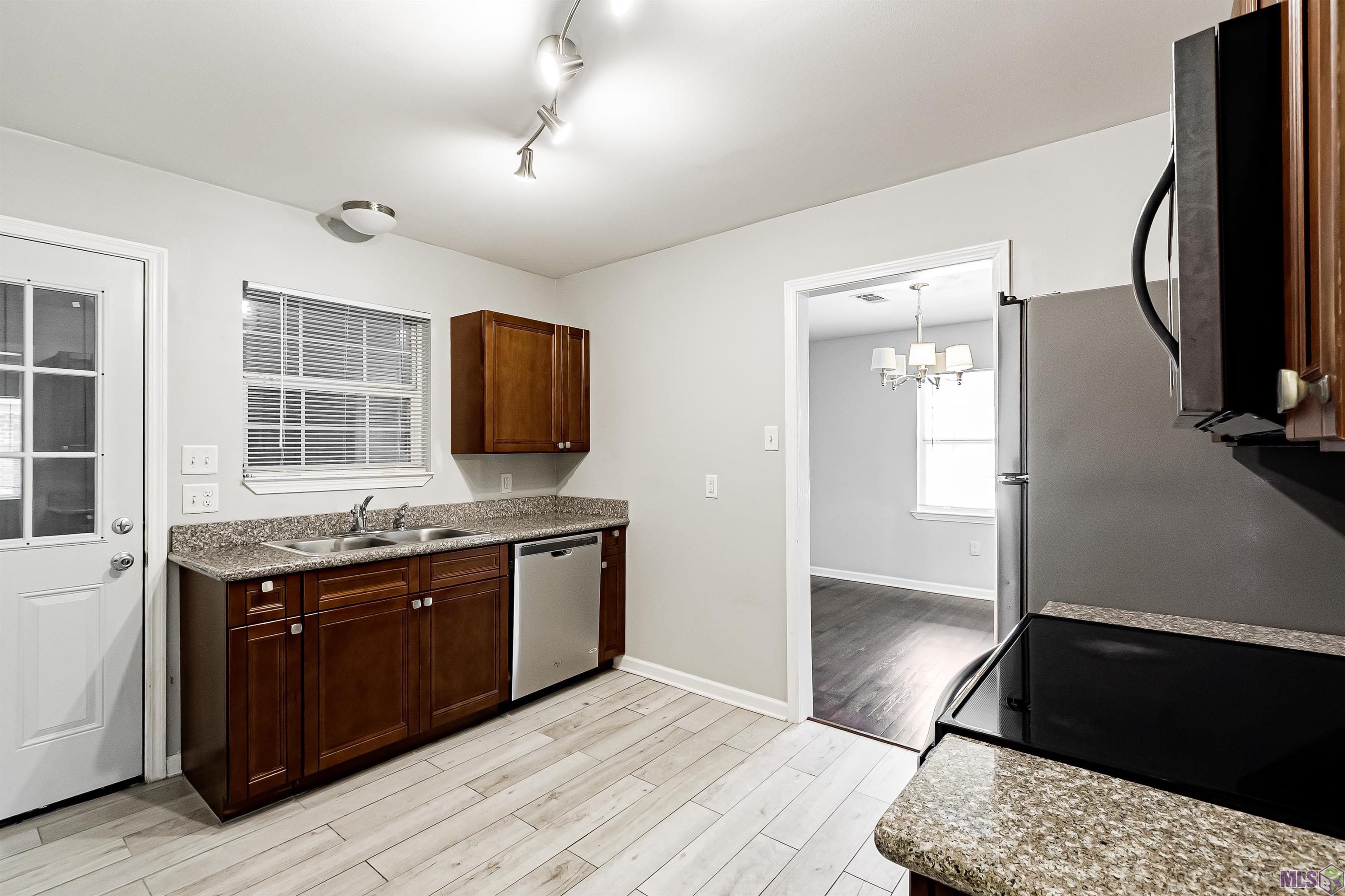 6872 Clinton Avenue Baton Rouge, LA 70805 - Photo 8 of 19 Granite Countertops