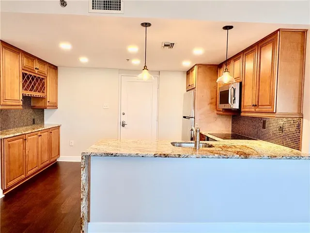 $1,750 | 1205 St Charles Avenue, Unit 1101, New Orleans, LA 70130