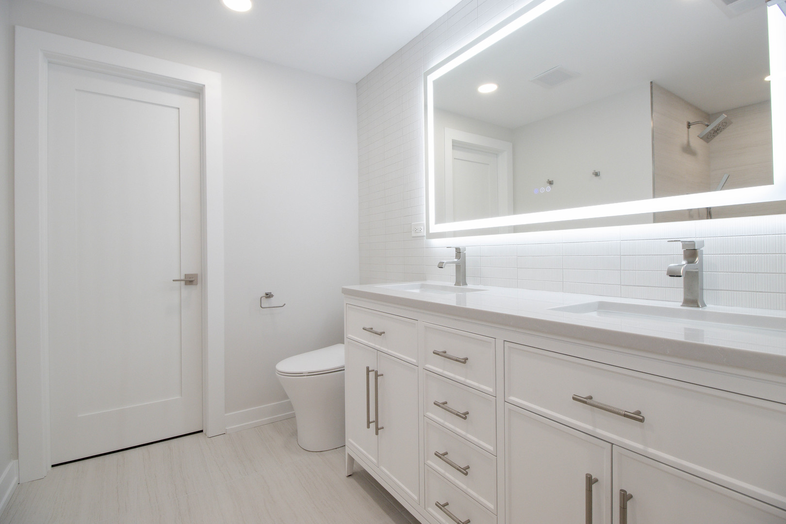 1139 North Winchester Avenue, Unit G Chicago, IL 60622 - Photo 14 of 22 a bathroom with a toilet a sink and mirror