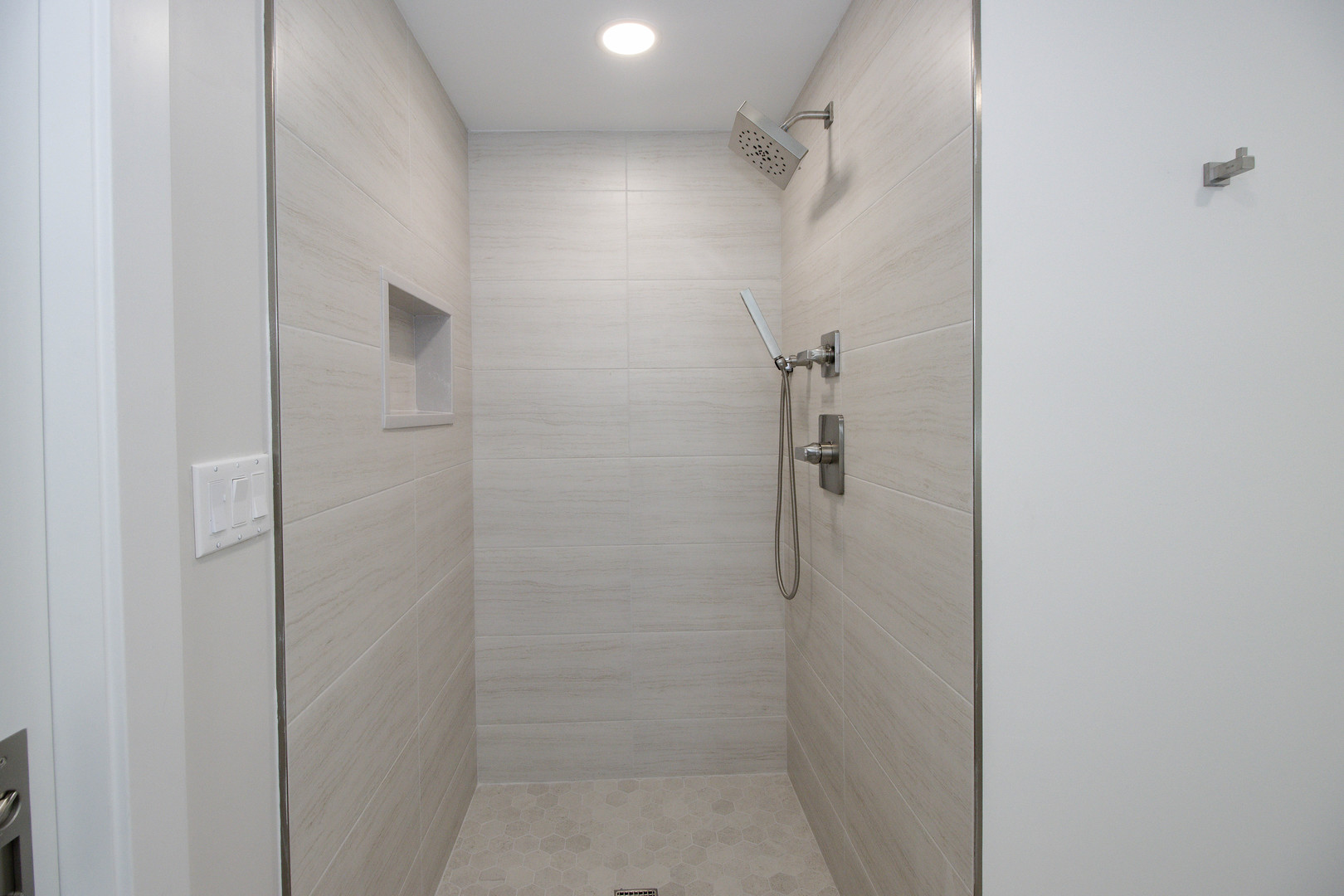 1139 North Winchester Avenue, Unit G Chicago, IL 60622 - Photo 16 of 22 a bathroom with a shower