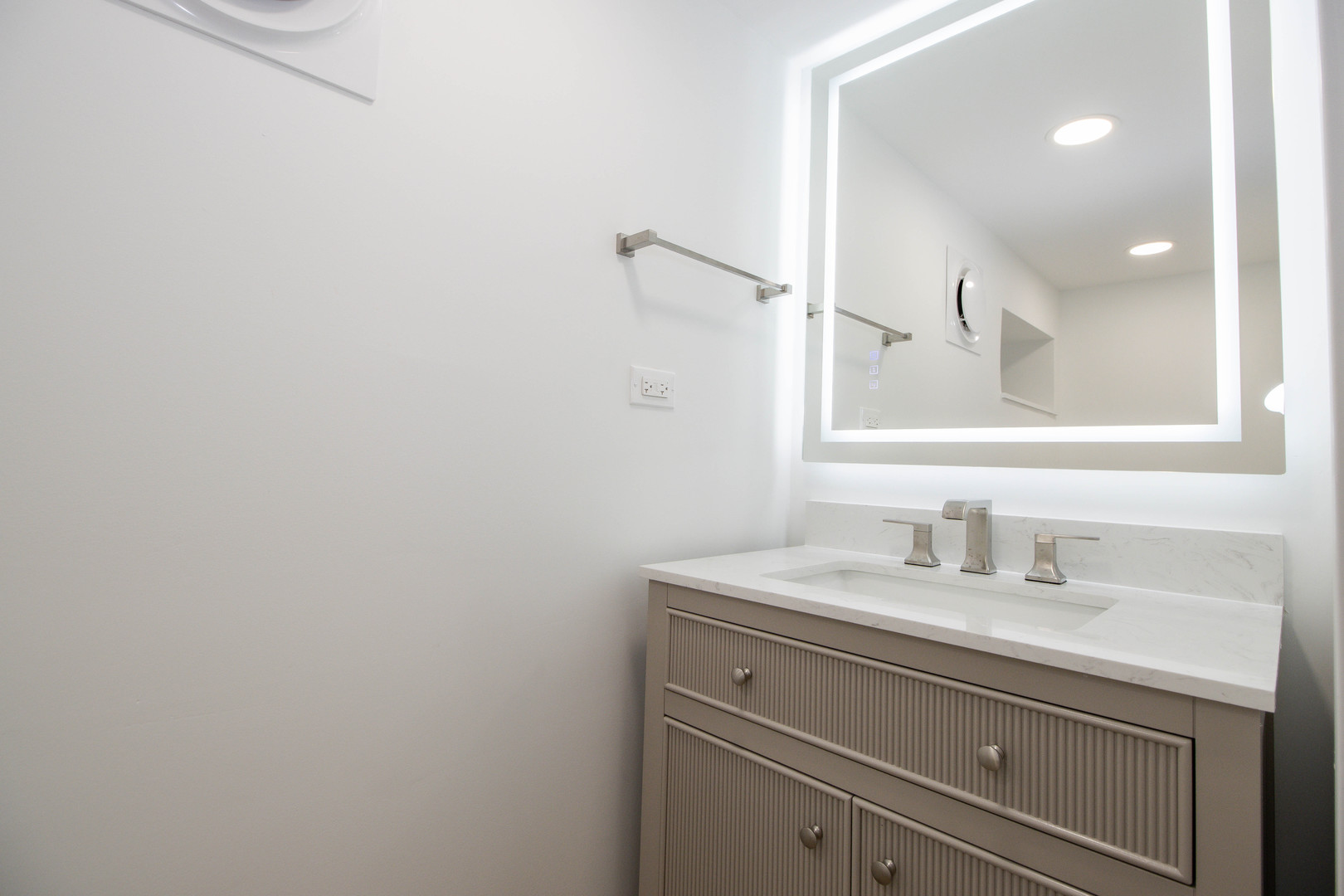 1139 North Winchester Avenue, Unit G Chicago, IL 60622 - Photo 9 of 22 a bathroom with a sink and a mirror