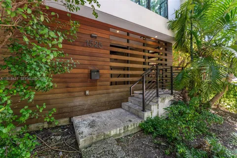 $2,750,000 | 1525 Bay Road, Unit 1525, Miami Beach, FL 33139