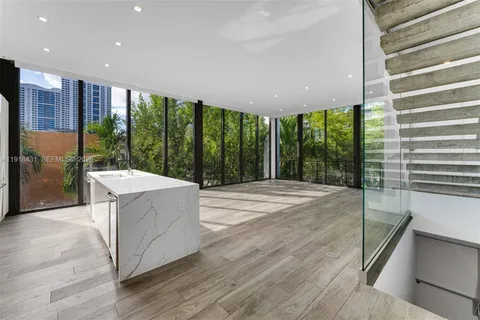 $2,750,000 | 1525 Bay Road, Unit 1525, Miami Beach, FL 33139