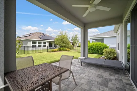 a large kitchen with kitchen island a large island in it