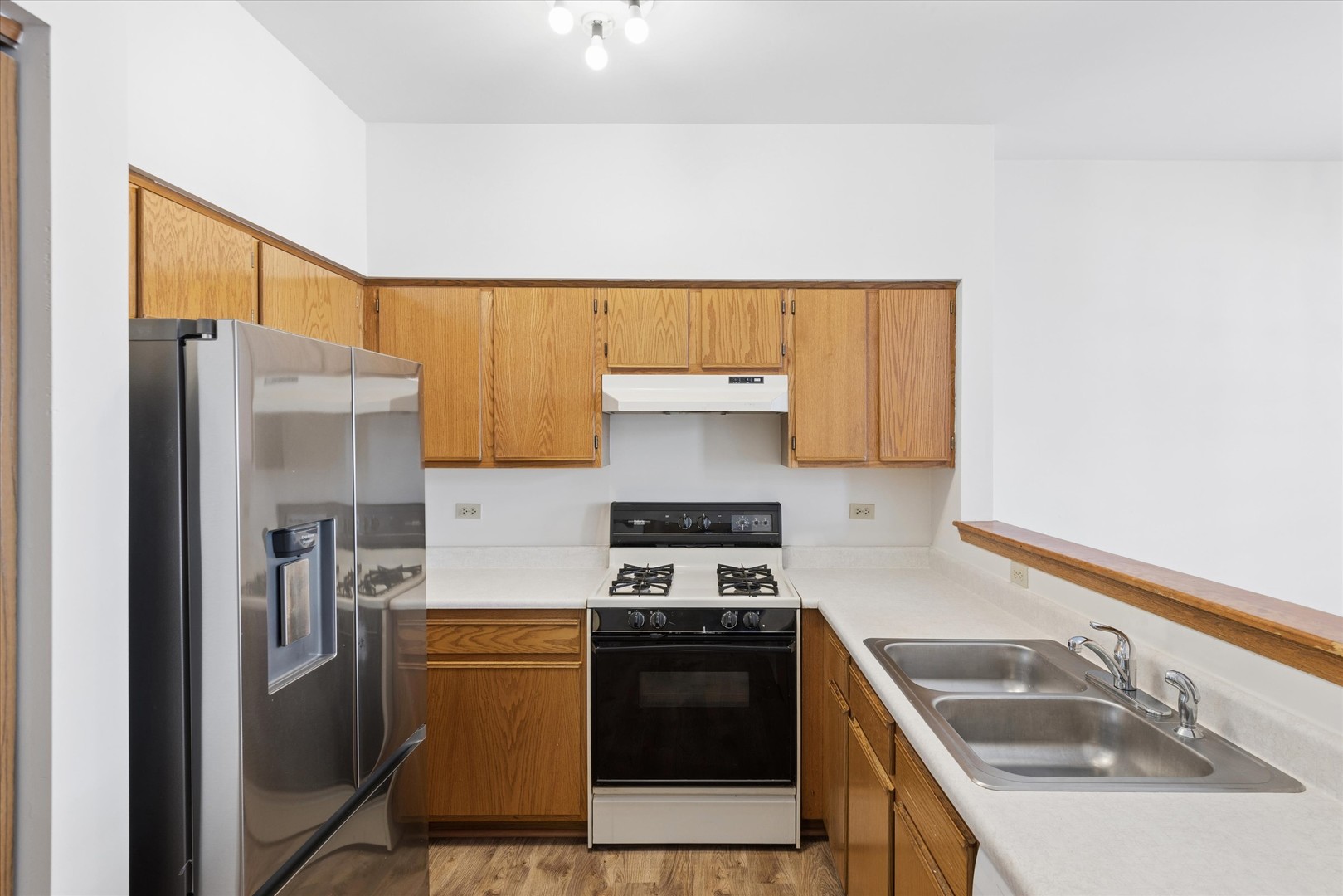 3 Dewalt Court Elmhurst, IL 60126 - Photo 4 of 17 a kitchen with a sink stove and refrigerator