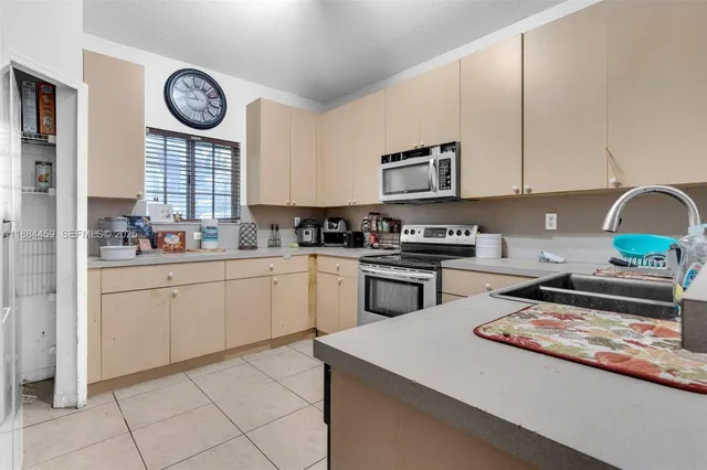 $335,000 | 3327 Northeast 11th Drive, Homestead, FL 33033