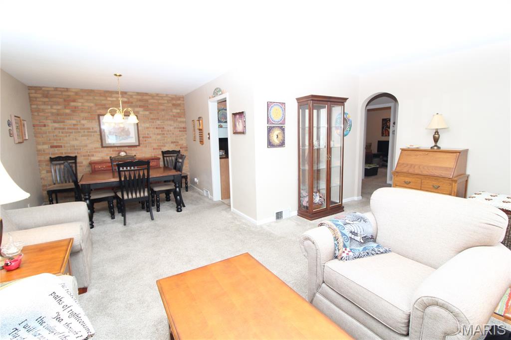 7266 MacKenzie Road St. Louis, MO 63123 - Photo 3 of 23