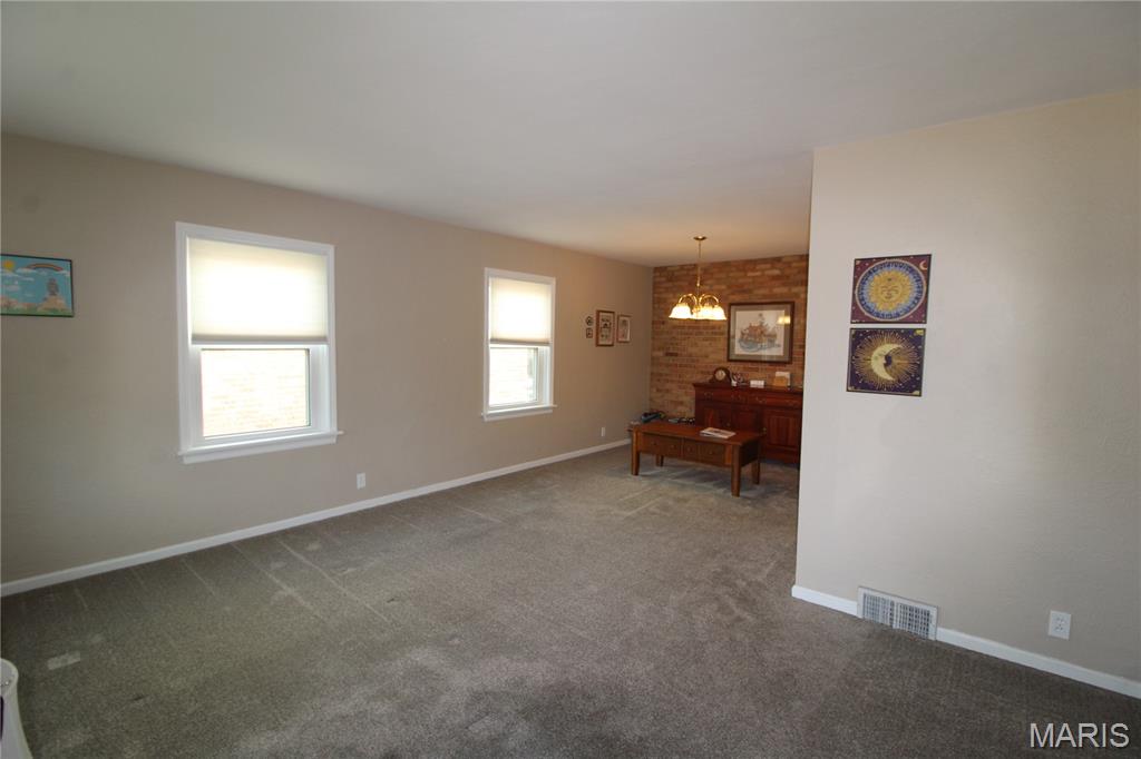7266 MacKenzie Road St. Louis, MO 63123 - Photo 4 of 31