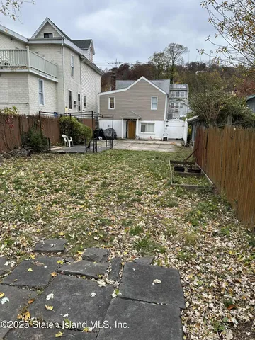 a view of a house with backyard