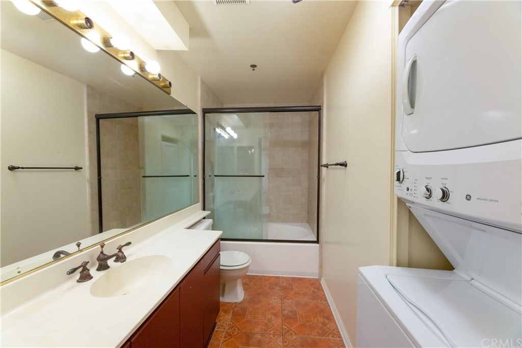 801 Pine Avenue, Unit 301 Long Beach, CA 90813 - Photo 14 of 18 a bathroom with a bathtub and a sink