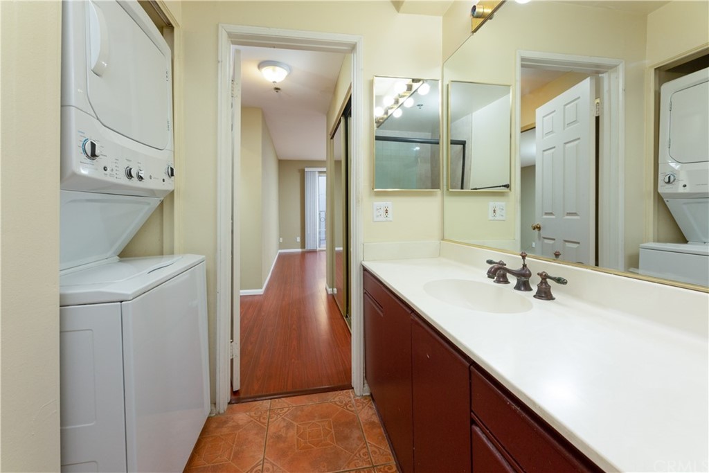 801 Pine Avenue, Unit 301 Long Beach, CA 90813 - Photo 15 of 18 a en suite bathroom with a sink and mirror