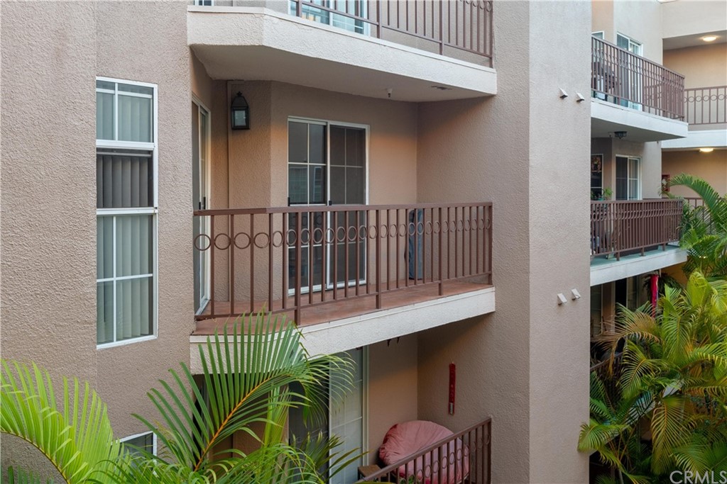 801 Pine Avenue, Unit 301 Long Beach, CA 90813 - Photo 16 of 18 a balcony with table and chairs