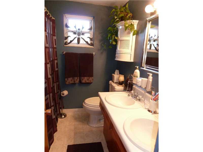 1138 Thomas Eighty Four Road Eighty Four, PA 15330 - Photo 23 of 25 Full Bath. Full bath on the main level with newer Bathfitters tub surround & liner & new commode.